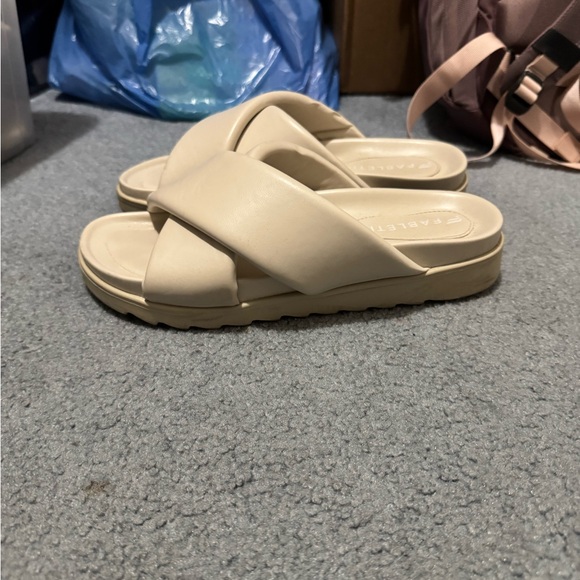 Fabletics cream slides/sandals - Picture 2 of 2